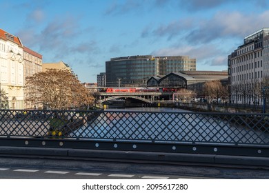 Berlin Mitte, 2021: View Over The River Spree To The Station Friedrichstraße Seen From The Marschallbrücke. A Red Regio Leaves The Station.