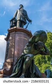 Berlin Mitte 2022: The Bismarck National Memorial At Großer Stern In The District Tiergarten. The Sculpture Was Created By Reinhold Begas. 