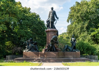 Berlin Mitte 2022: The Bismarck National Memorial At Großer Stern In The District Tiergarten. The Sculpture Was Created By Reinhold Begas. 