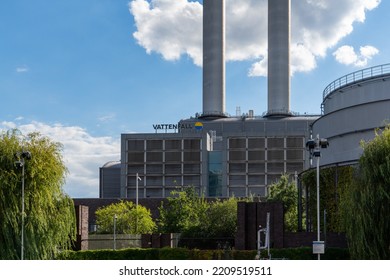 Berlin Mitte 2022: The Mitte Combined Heat And Power Plant Is Considered An Example Of Modern Industrial Architecture. It Supplies Many Households With District Heating.