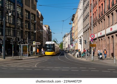 Berlin Mitte 2022: Hackescher Markt Is An Important Transportation Hub And A Starting Point For The City's Nightlife. The Courtyard Ensemble Hackesche Höfe Offers Gastronomy And Cultural Events.