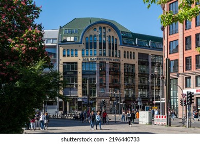 Berlin Mitte 2022: Hackescher Markt Is An Important Transportation Hub And A Starting Point For The City's Nightlife. The Courtyard Ensemble Hackesche Höfe Offers Gastronomy And Cultural Events.