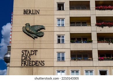 Berlin Mitte 2022: Logo On A Wall Of A House In The Nikolai Quarter With The Wording: Berlin - City Of Peace. After Reunification, The Title Was Not Adopted For West Berlin.