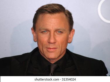 BERLIN - NOVEMBER 21: Daniel Craig At German Premiere Of James Bond Film 