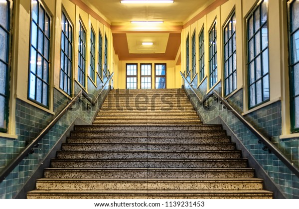 ベルリン パンカウ 階段を経てsバーン駅 のパンカウまでの入り口を横から見たところ 19年代の全ては 旧東部のブロックと同じように まだ完全に整っています の写真素材 今すぐ編集