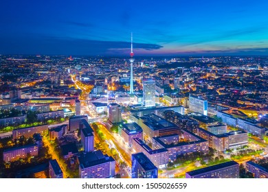 Berlin Skyline City Panorama mit blauem Himmelssonnenuntergang und Verkehr - berühmtes Wahrzeichen in Berlin, Deutschland, Europa