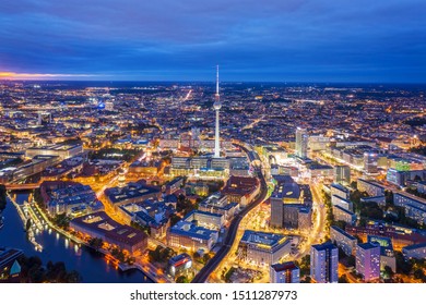 Berlin Skyline City Panorama mit blauem Himmelssonnenuntergang und Verkehr - berühmtes Wahrzeichen in Berlin, Deutschland, Europa