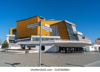Berlin Tiergarten, 2022: The Berliner Philharmonie is a concert hall and home to the Berlin Philharmonic Orchestra. The building forms part of the Kulturforum complex of cultural institutions.