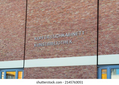 Berlin Tiergarten 2022: The Kupferstichkabinett, or Museum of Prints and Drawings is part of the Berlin State Museums, and is located in the Kulturforum. Wall signage.