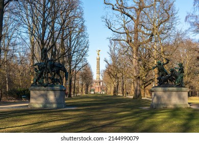 Berlin Tiergarten, 2022: View Of The Victory Column From Fasanerieallee. Sculptures From The Wilhelmine Era With Hunting Motifs Decorate The Footpath Leading To The Großer Stern.