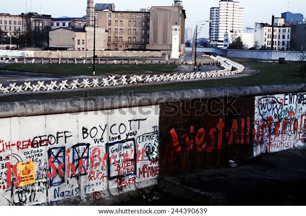 ベルリンの壁は 共産党が支配する東ドイツを西ベルリンから分離した 西ベルリンの白いアパートは 東ベルリンの空き煉瓦造りと対照的だ 19年6月1日 の写真素材 今すぐ編集