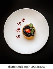 Berry-Tee auf weißem Porzellanplatte als Dessert in einem Restaurant zum Abendessen