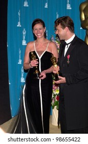 Best Actor & Actress RUSSELL CROWE & JULIA ROBERTS At The 73rd Annual Academy Awards In Los Angeles. 25MAR2001.   Paul Smith/Featureflash