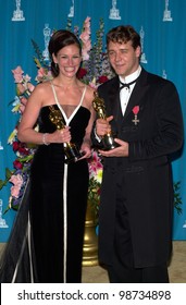 Best Actor & Actress RUSSELL CROWE & JULIA ROBERTS At The 73rd Annual Academy Awards In Los Angeles. 25MAR2001.   Paul Smith/Featureflash