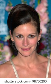 Best Actress JULIA ROBERTS At The 73rd Annual Academy Awards In Los Angeles. 25MAR2001.   Paul Smith/Featureflash