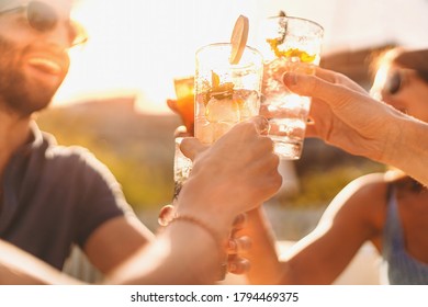 Best Friends Drinking Mojito At Counter Cocktail Bar Restaurant - Friendship Concept With Young People Having Drunk Fun Toasting Drinks On Happy Hour At Outdoors Pub 