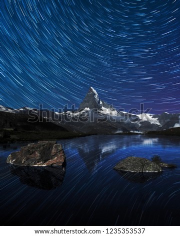 Foto Bild Matterhorn and Dente Blanche from Riffelsee mountain lake