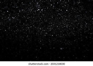 La mejor foto de copos de nieve de tamaño medio en caída real fuera del foco en el fondo negro para el modo de mezcla de superposición.
