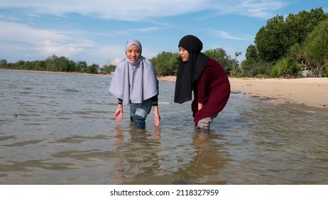 The Bestie Girl Playing Sand On The Beach When Mooring Sun, With Cloudy Sky And Sea Wave. The Photos Is Perfect For Poster, Pamphlet And Banner About Holiday On The Beach.