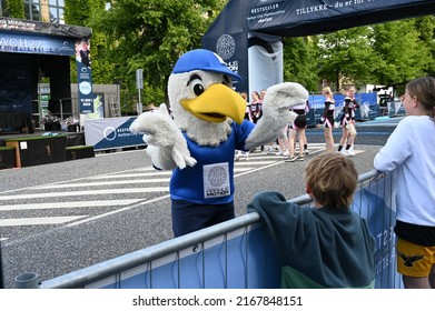 Bestseller Aarhus City Half Marathon: Birdy Mascot Entertaining Some Children On 12 June 2022 In Aarhus, Denmark