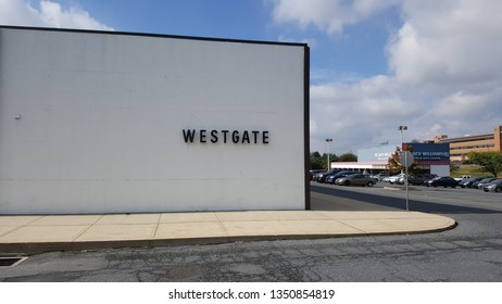 BETHLEHEM, PENNSYLVANIA, US - October 6, 2017: The Partially Empty Parking Lot At The Westgate Mall In Pennsylvania's Lehigh Valley Speaks To The Struggles Of Many Malls Across The US.