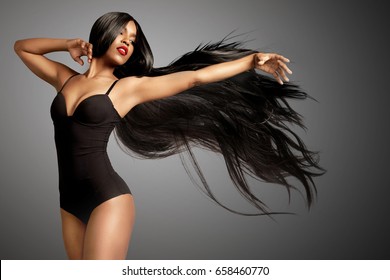 belle femme noire dans le concept d'extension des cheveux perruqueux