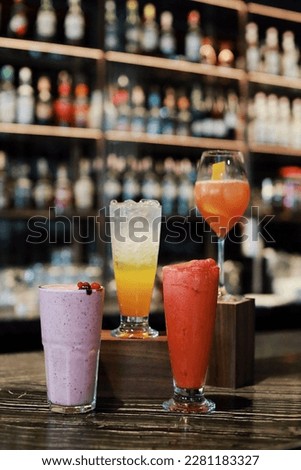 Beverages in a bar: a list of alcoholic and non-alcoholic beverages that the establishment offers, categorized by type or main ingredient.