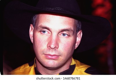 BEVERLY HILLS - August 31, 1993: Singer Garth Brooks Leaves The Beverly Wilshire Hotel.