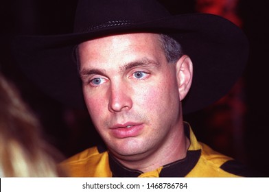 BEVERLY HILLS - August 31, 1993: Singer Garth Brooks Leaves The Beverly Wilshire Hotel.