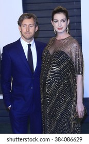 BEVERLY HILLS - FEB 28: Adam Shulman, Anne Hathaway At The 2016 Vanity Fair Oscar Party On February 28, 2016 In Beverly Hills, California