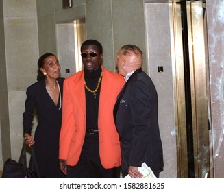 Beverly Hills - Oct 11, 1993: Actor Wesley Snipes Leaves The Beverly Wilshire Hotel.