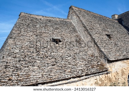 Beynac-et-Cazenac. Roofing with lauzes, a regional tile speciality