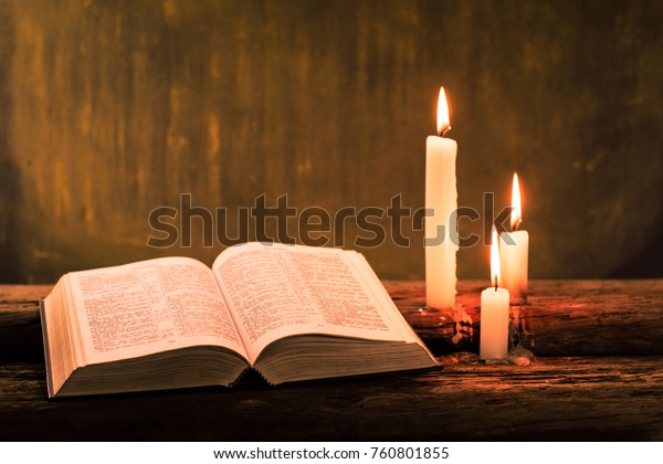 Bible Et Bougie Sur Une Vieille Photo De Stock Modifiable