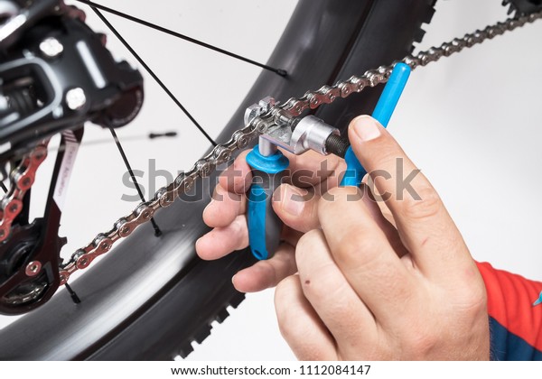 splitting a bike chain