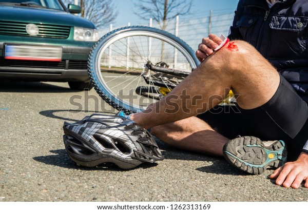 Bicycle accident injury\
knee