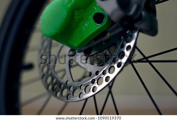 Bicycle brakes\
photo