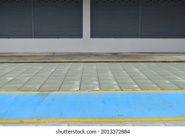 Bicycle lane parallel to the footpath
