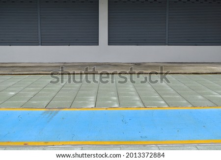 Bicycle lane parallel to the footpath