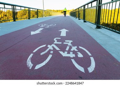 The bicycle lane symbol indicated the road for bicycles on the pedestrian bridge. The bicycle sign