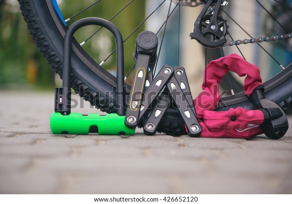 Bicycle\
locks