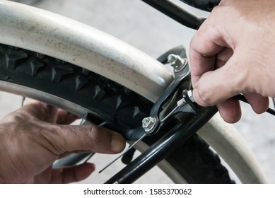 Bicycle rear wheel brake cable adjustment