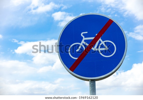 Bicycle road start and stop\
sign. Conceptual series. Accidents related to bicycle vehicles\
involved