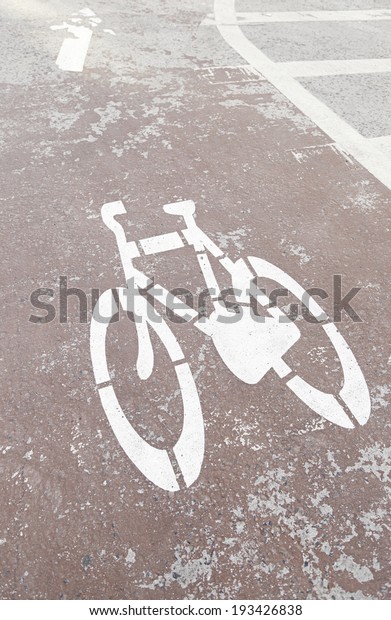 Bicycle sign on asphalt, detail of a\
signal information for cyclists, traffic\
signal