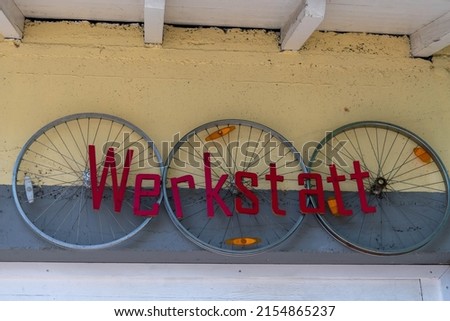 Bicycle tyre with the German word Werkstatt r