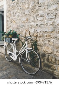 Bicycle at the wall