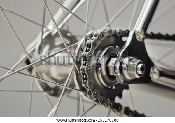 Bicycle\'s detail view of rear wheel with chain\
& sprocket