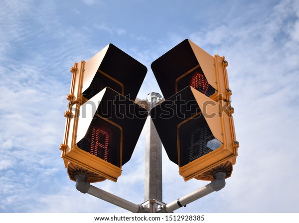 Bi-directional yellow\
traffic light on a\
pole.