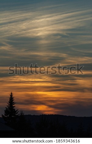 Sonnenuntergang über den Dächern der Stadt