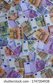 Ein großer Betrag an Euro-Geldscheinen (Bargeld in 20, 50, 100, 200 500 € Banknoten)