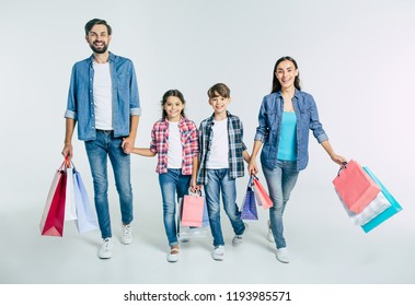 Семья с покупками на прозрачном фоне png